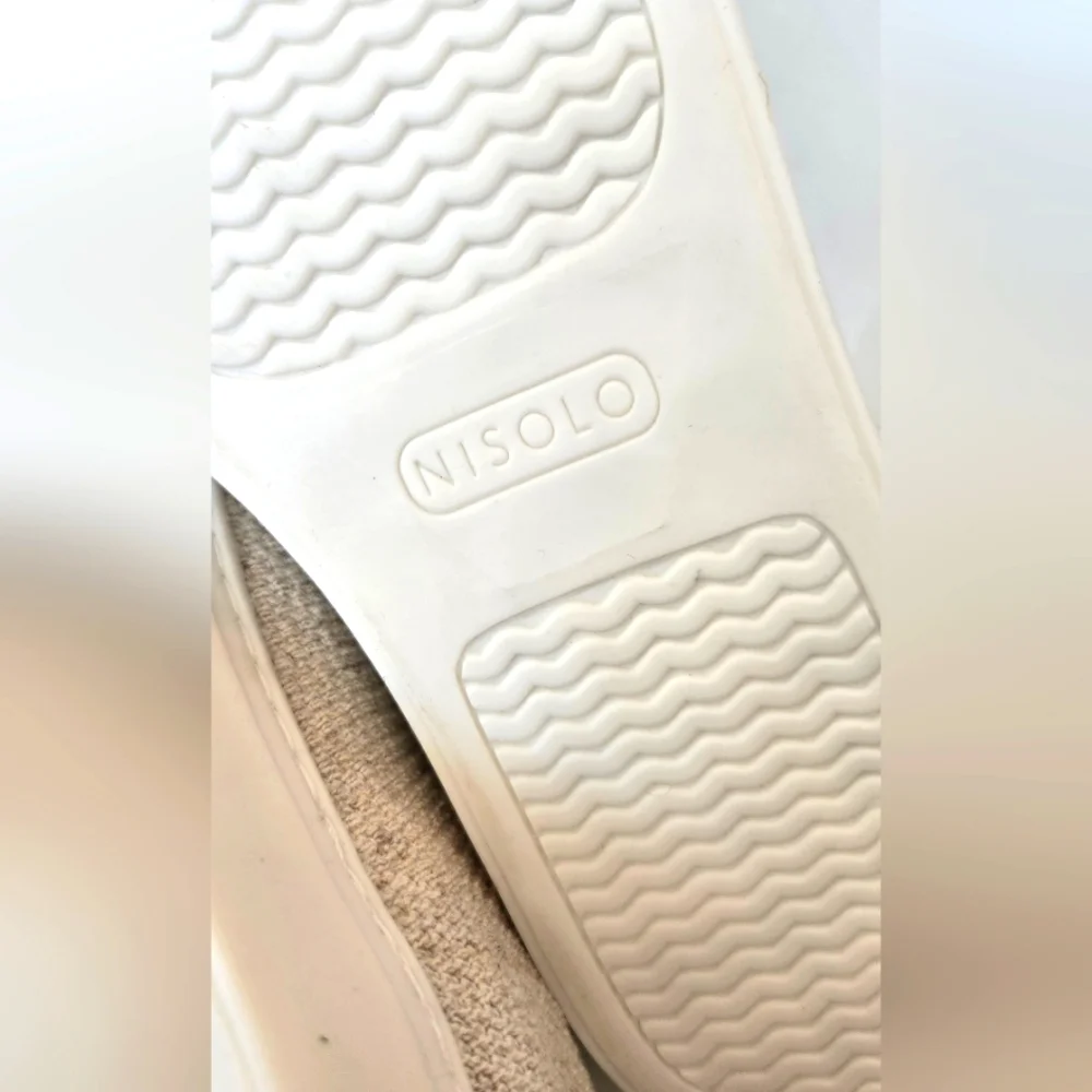 NWOB ! Nisolo White Cream Women's Sneakers